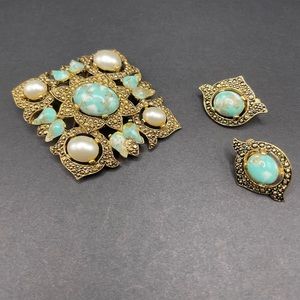 Sarah Coventry 1969 Remembrance Pin and Clip Earring Set — Excellent Condition
